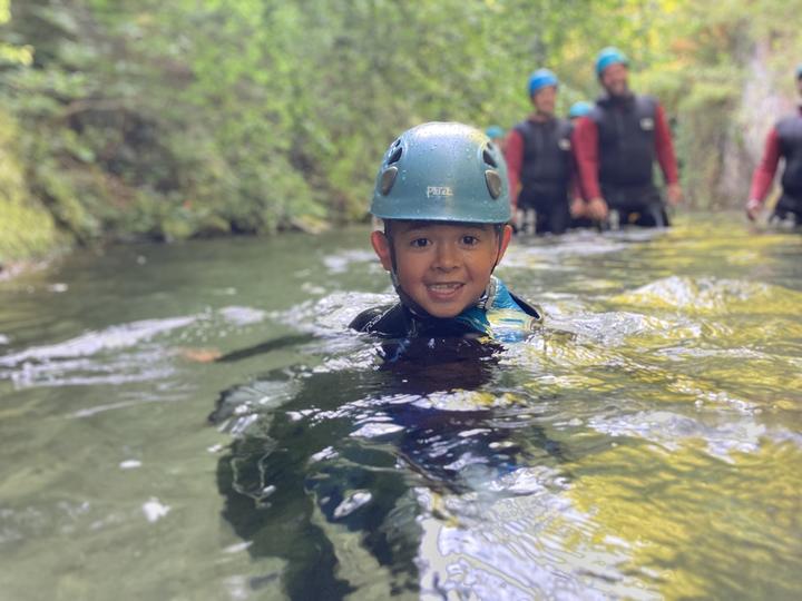 Enfants qui découvre les sensations du Canyoning