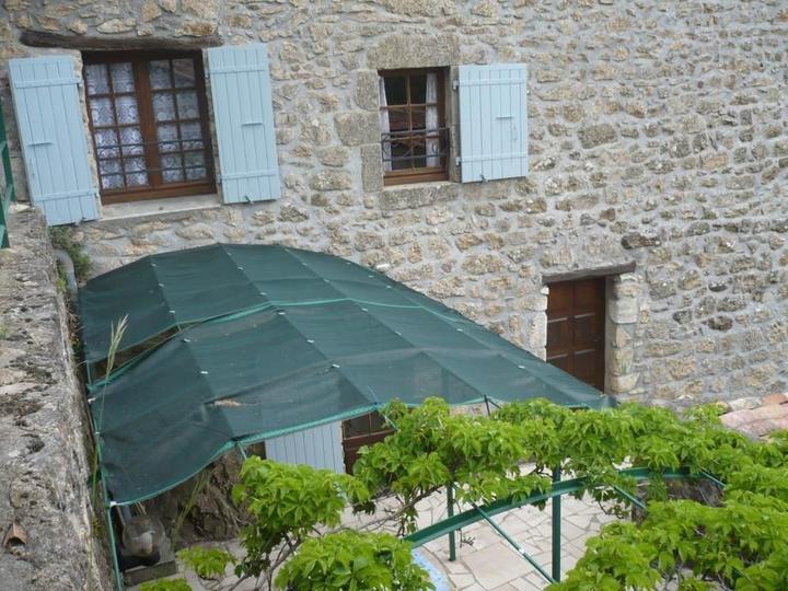 Vue sur la terrasse depuis le jardin