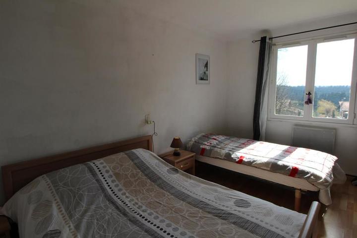 Chambre équipée d'un lit en 140 et un lit en 90 cm.