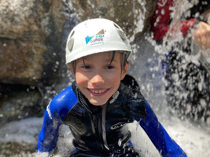 Sourire d'enfant sous la cascade