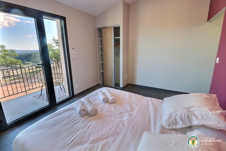 Chambre double avec salle d'eau et terrasse privative