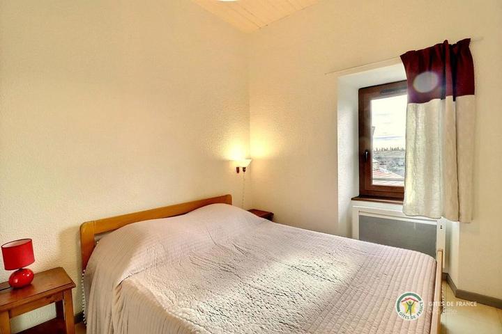 Chambre à l'étage lit en 140 cm