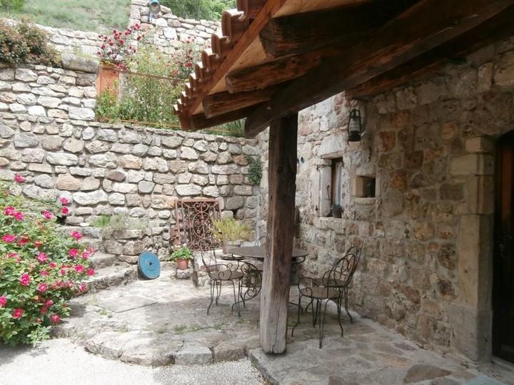 La terrasse à l'entrée du gîte