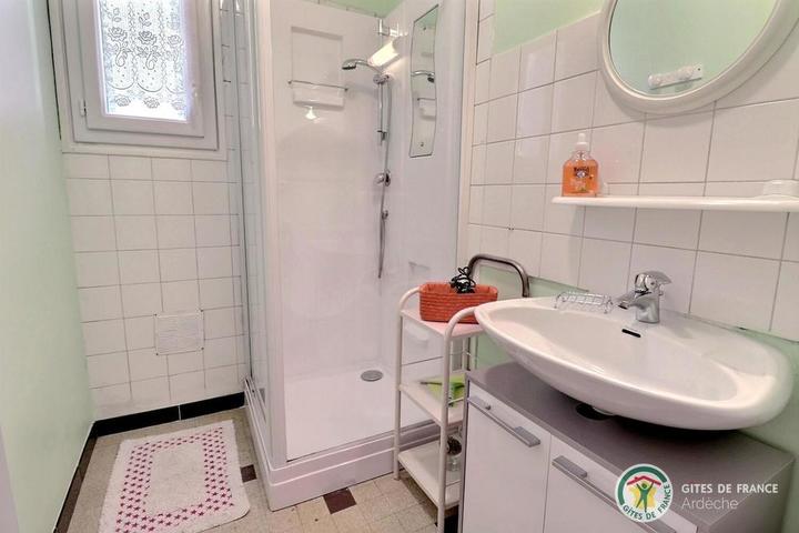 Salle d'eau avec cabine de douche