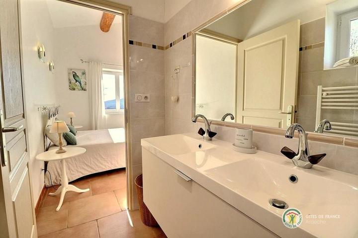 La salle d'eau de la chambre au RDC