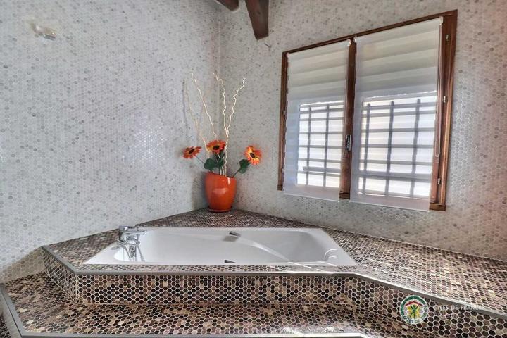 La salle de bain au rez-de-chaussée