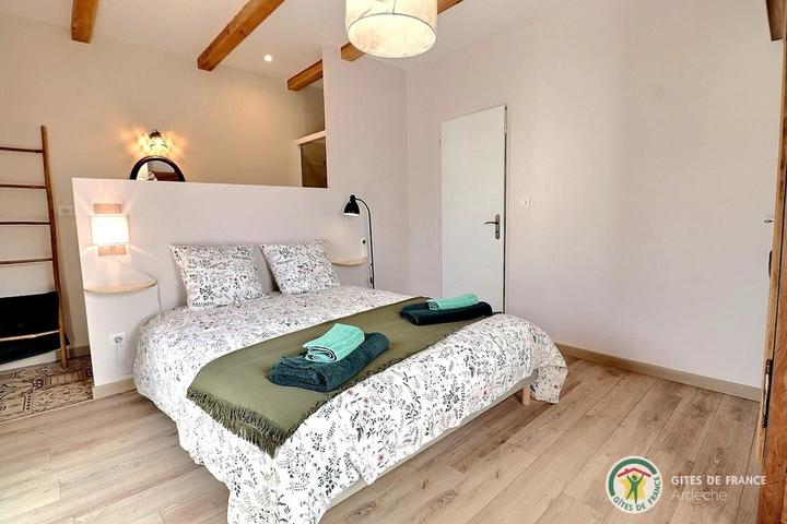 Chambre 1 avec lit en 160, salle d'eau privative et climatisation réversible