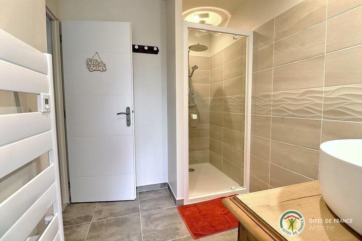 Salle d'eau avec douche italienne et double vasques