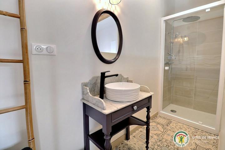 Chambre 1 avec lit en 160, salle d'eau privative et climatisation réversible