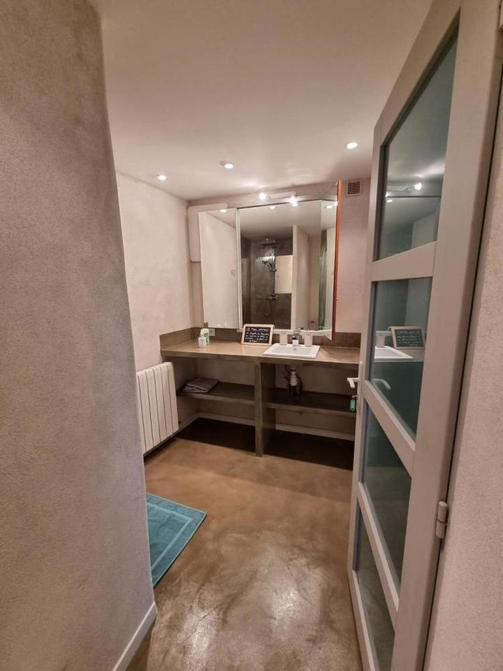 Salle de bain et toilettes de la chambre 4 , niveau inférieur