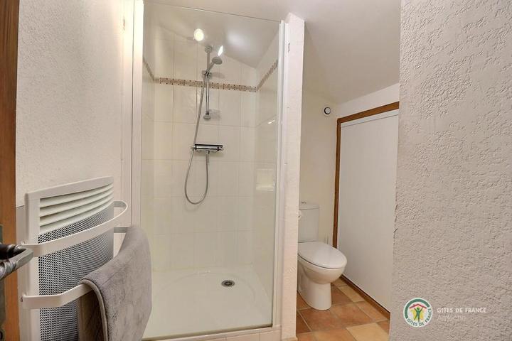 Salle d'eau de la chambre 2 à l'étage