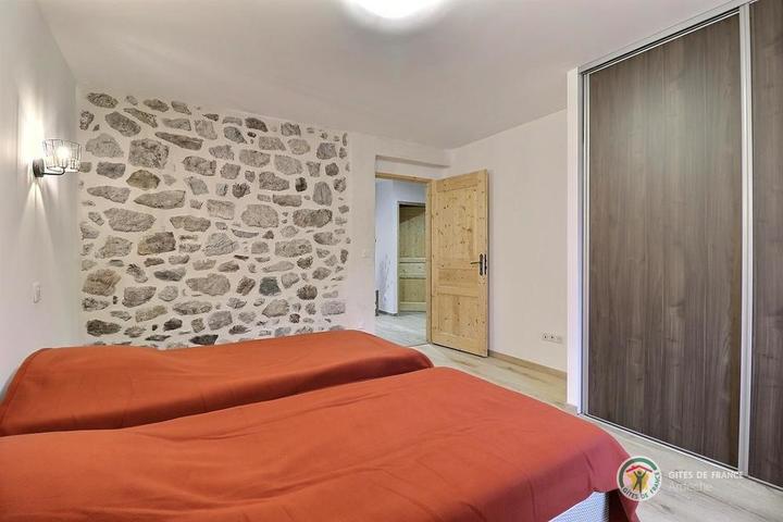 Chambre 2 au rez de chaussée 2 lits de 90 cm