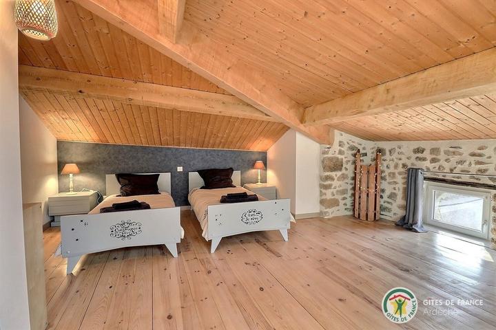 Chambre 3 : dortoir avec 2 lits en 90, lit en 120 et climatisation réversible