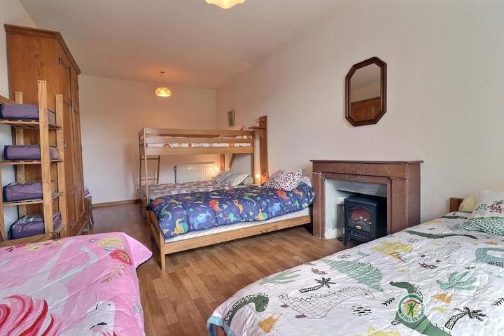 Chambre à l'étage avec 4 lits de 90 cm et 1 lit de 140 cm