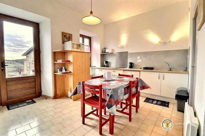 L'espace repas et la cuisine intégrée