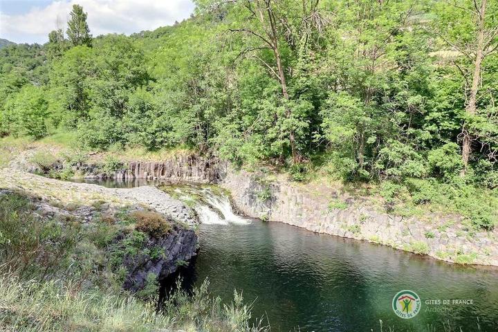 A deux pas du gîte, baignade dans la rivière !