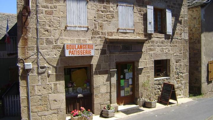 boulangerie-pâtisserie avec épicerie de dépannage.