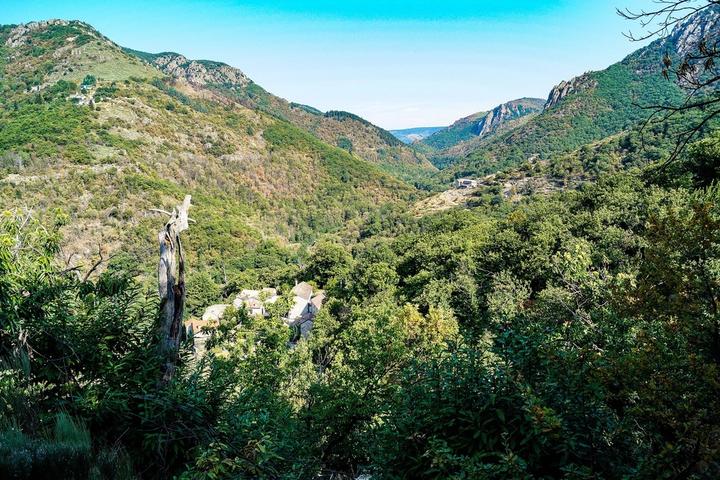 Vue sur la vallée et le hameau de Fereyrolles