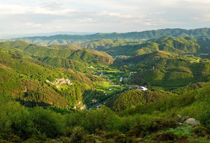 Chirols - Le village et la vallée de la Fontaulière depuis les hauteurs ©S.BUGNON Chirols - Le village et la vallée de la Fontaulière depuis les hauteurs ©S.BUGNON