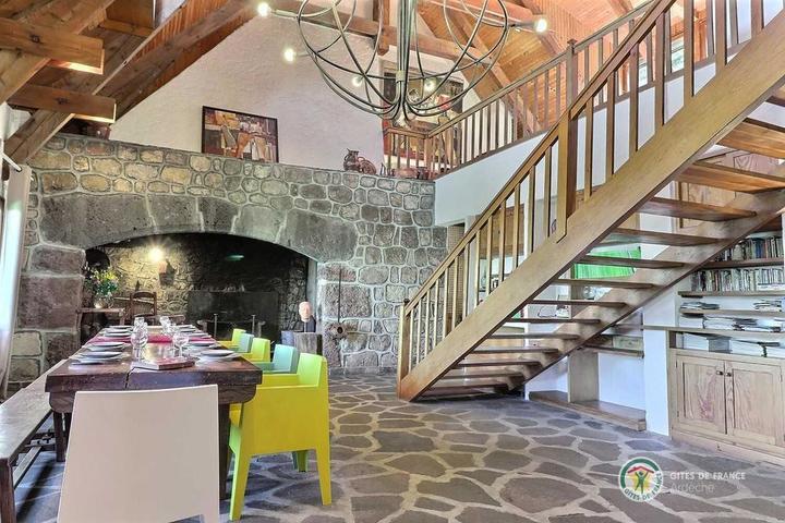 La grande cheminée et l'accès à l'étage
