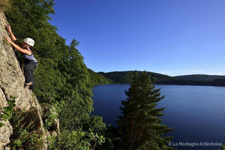 Site d'escalade de la Dame du Lac - Le Lac d'Issarlès, le 27 août 2014.